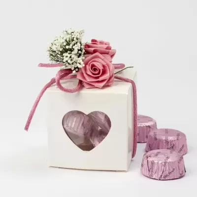 Caixa de chocolates decorada com flor