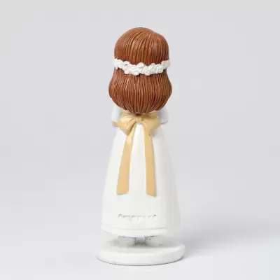 Figura decorativa de menina de costas com vestido branco e fita dourada