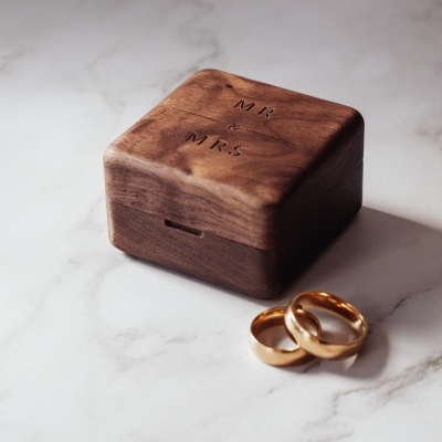 Caixa de madeira quadrada para alianças