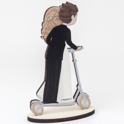 Noivos com trotinete em madeira pintada