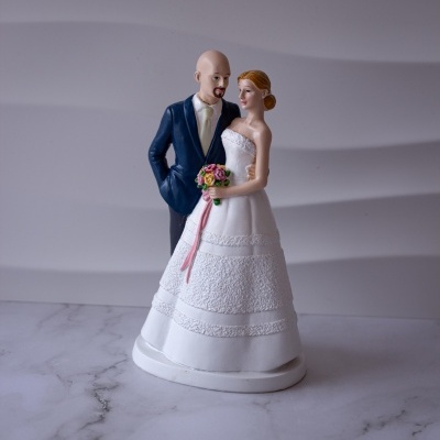 Noiva de cabelo apanhado e Noivo careca