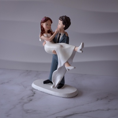 Noivo com a noiva ao colo