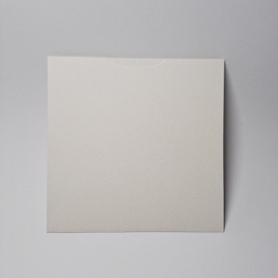 Azulejo branco quadrado sobre fundo cinzento claro