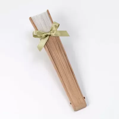 6 Leques de madeira adornados com fita verde