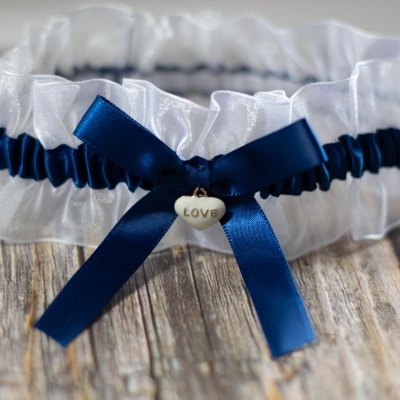 Liga para noiva branca e azul com laço e pendente de coração