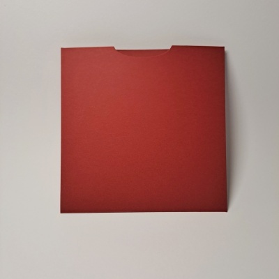 Envelope quadrado vermelho em papel opaco sobre fundo branco