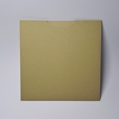 Envelope quadrado castanho claro sobre fundo branco