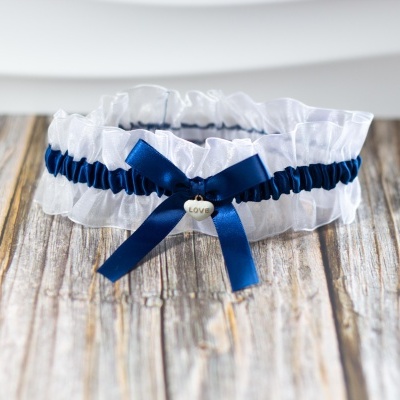 Liga de organza branca e laço azul