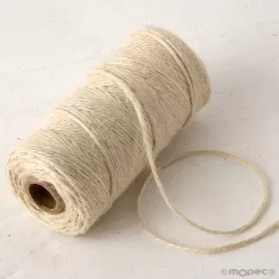 Bobina de fio bege claro macio sobre superfície clara