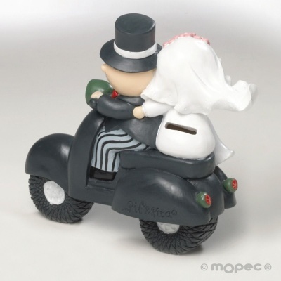 Figura de noivos em moto clássica preta