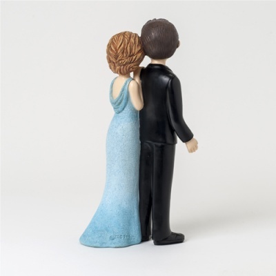 Figuras decorativas de casal de noivos vistas de costas