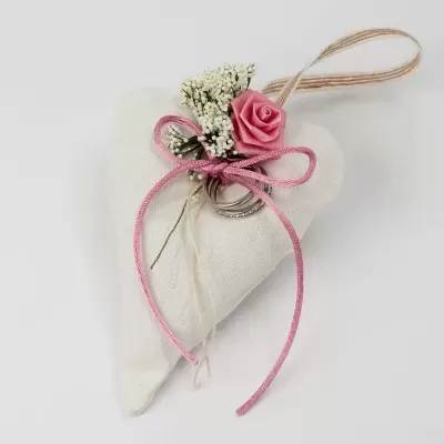 Almofada para alianças decorada com flor