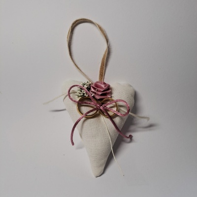 Almofada para alianças decorada com flor