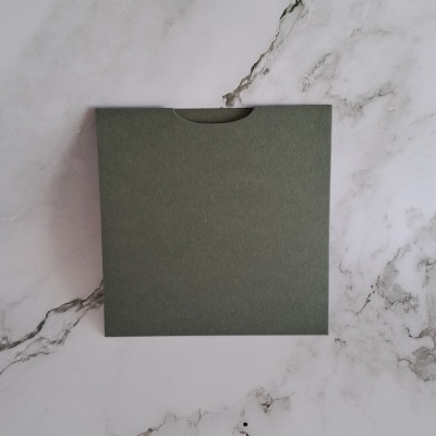 Caixa cinzenta quadrada em superfície de mármore branco