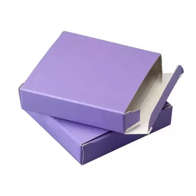 Caixas de cartão roxas empilhadas, uma aberta, fundo branco