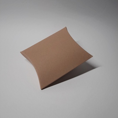Caixa de cartão castanha em formato almofada