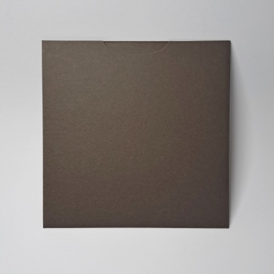 Envelope quadrado castanho escuro sobre fundo branco