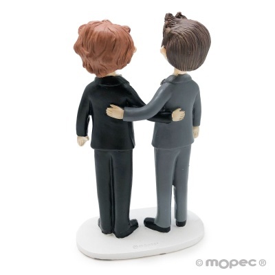 Estatueta de duas figuras masculinas de costas, abraçadas numa base branca oval.