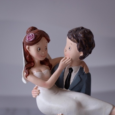 Noivo com a noiva ao colo