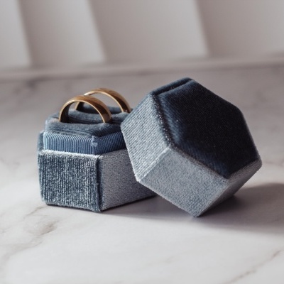 Caixa de veludo para hexagonal para alianças