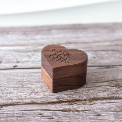 Caixa de madeira Coração para alianças "Mr & Mrs"