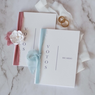 Livro de Votos branco e cinza com flor