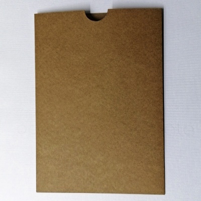 Envelope de papel kraft castanho com abertura recortada em meia-lua