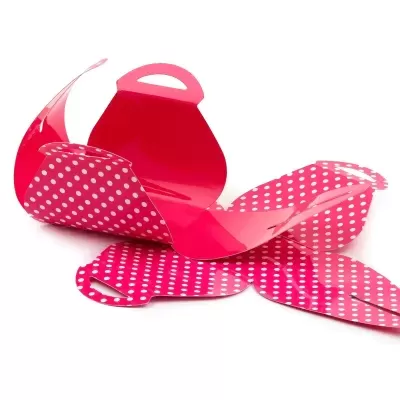 Caixa vermelha com bolinhas brancas aberta sobre fundo branco