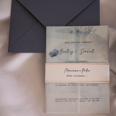 Convite de casamento com envelope azul escuro e detalhes florais azuis em papel vegetal