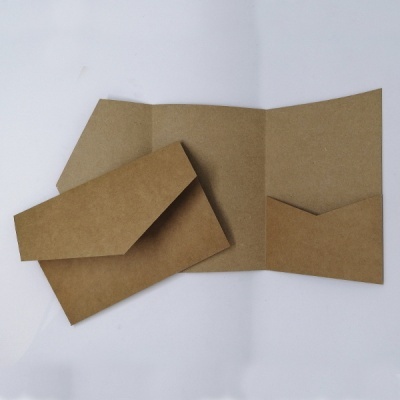 Envelope e cartão em papel kraft castanho, carta aberta e envelope fechado sobre fundo branco