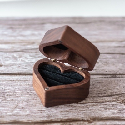 Caixa de madeira Coração para alianças "Mr & Mrs"