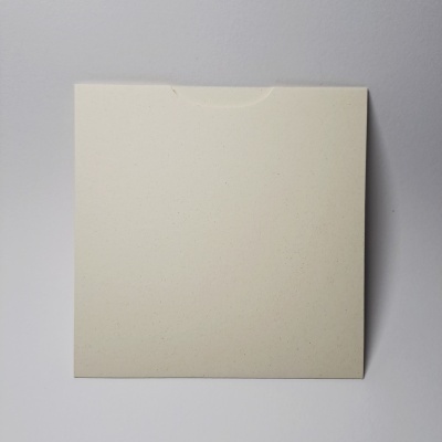 Envelope quadrado creme de papel reciclado com textura
