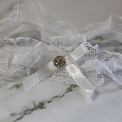 Liga de renda branca e strass redondo