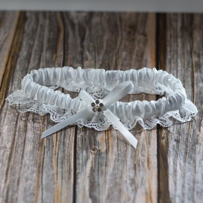 Liga de cetim com renda branca e flor strass