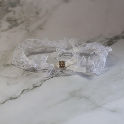 Liga de renda branca e strass quadrado