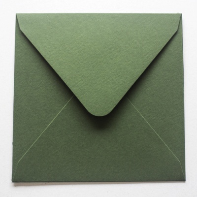 Envelope verde escuro quadrado fechado em papel texturizado