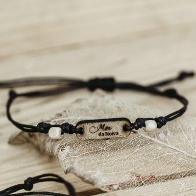 Pulseira com placa de madeira gravada 'Mãe da Noiva' e cordão preto