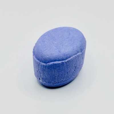 Barra oval azul lavanda com textura rachada