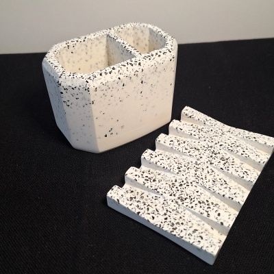 Acessórios de escritório brancos com pontinhos pretos sobre fundo preto