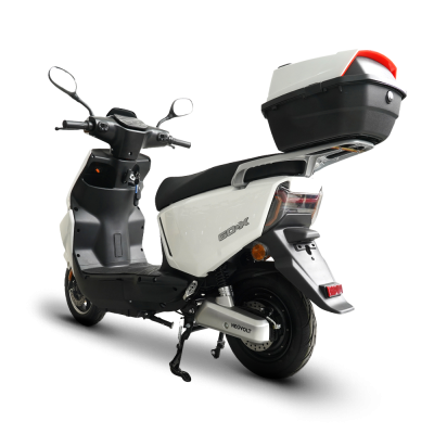 Scooter elétrica branca e preta com caixa traseira e espelhos retrovisores