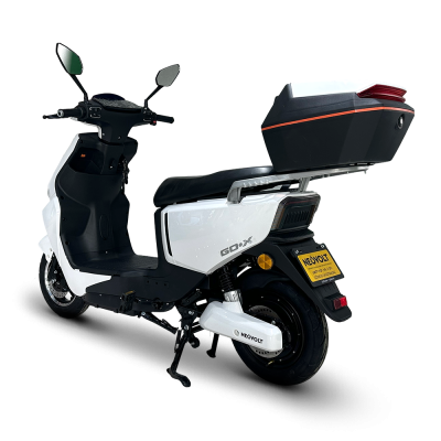 Scooter elétrica branca e preta com compartimento traseiro e placa NEOVOLT