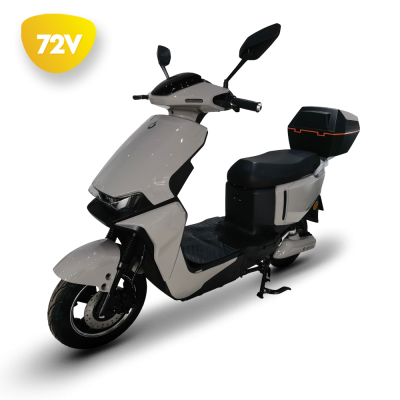 Scooter elétrica branca com assento preto e baú traseiro em fundo preto
