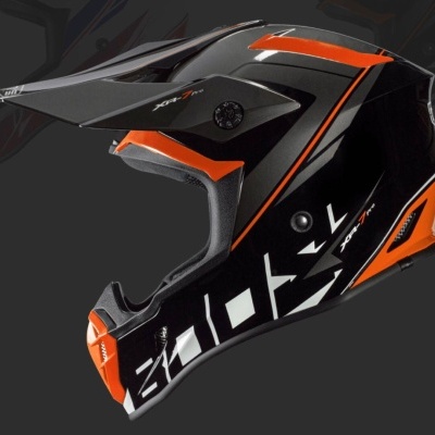 Capacete motocross preto e laranja com texto XR-7 Pro e padrões geométricos