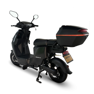 Scooter elétrica negra com caixa traseira e retrovisores hexagonais