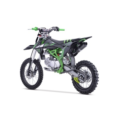Motocross de criança preto e verde isolada em fundo branco