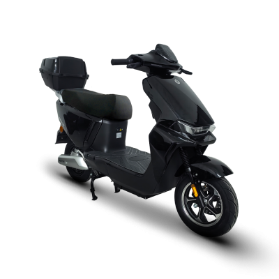 Scooter elétrica preta com bagageira e assento acolchoado
