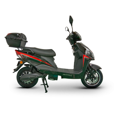 Scooter elétrica preta com detalhes vermelhos e baú traseiro
