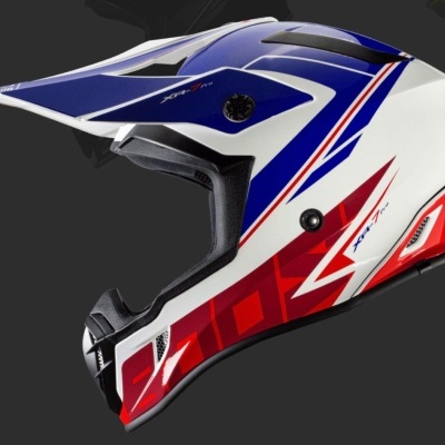 Capacete off-road azul, branco e vermelho com texto XR-7 pro