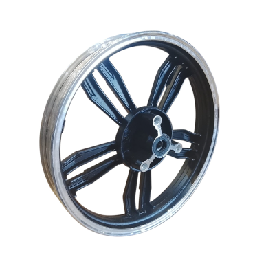 Roda de motocicleta preta com aro prata em fundo branco