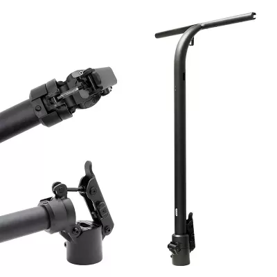 Peça metálica preta com articulações, superfície lisa, fundo branco